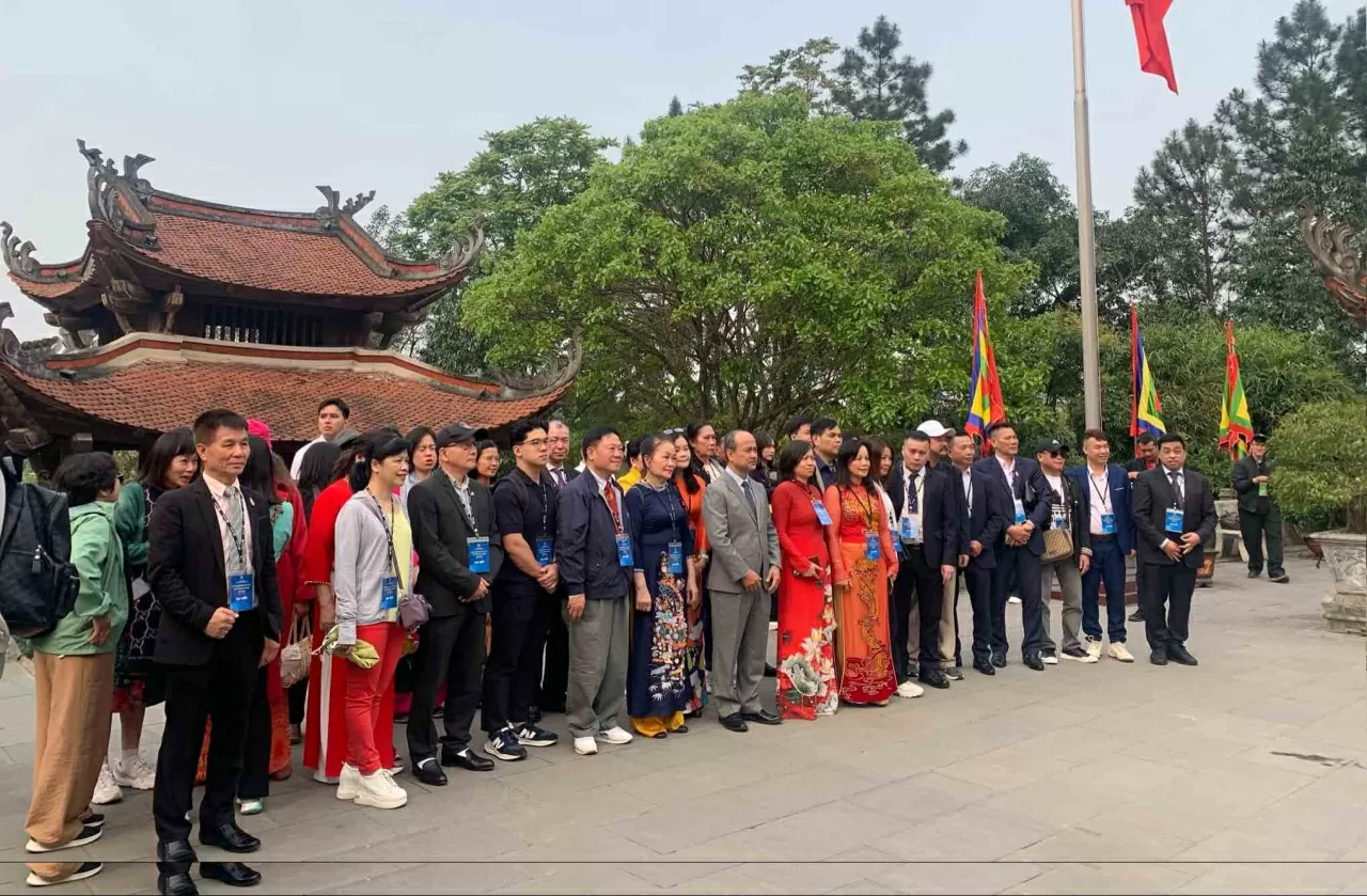 Gần 50 đại biểu kiều bào dâng hương nhân dịp Giỗ Tổ Hùng Vương, hướng về nguồn cội