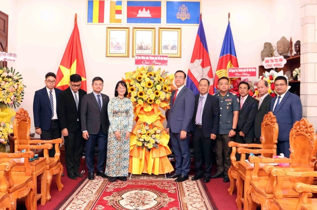 Thứ trưởng Lê Thị Thu Hằng gặp gỡ bà con gốc Việt tại khu vực Tây Nam Campuchia