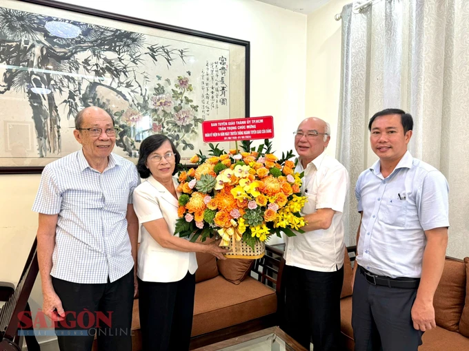 Lãnh đạo TPHCM thăm, chúc mừng nhân Ngày truyền thống Tuyên giáo