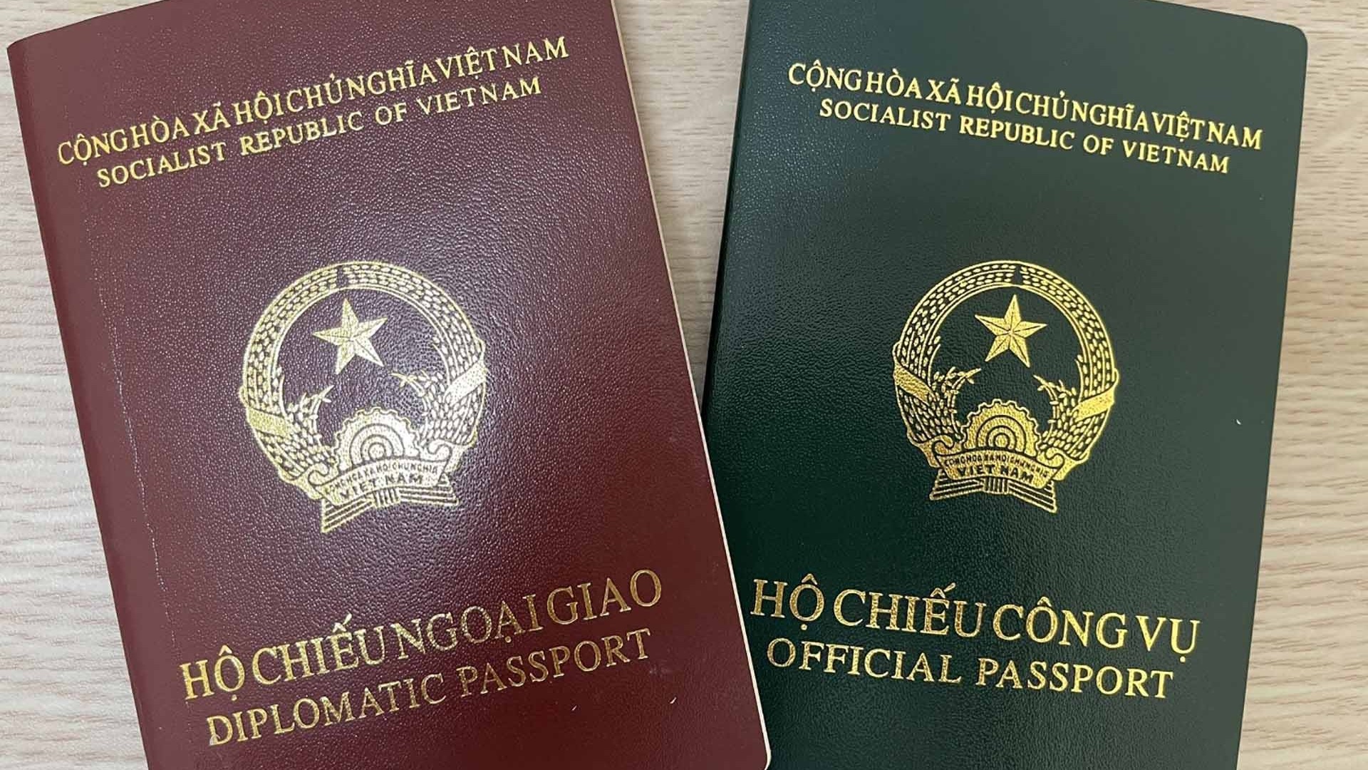 Bộ Ngoại giao và các CQĐD ở nước ngoài sẽ cấp, phát hộ chiếu ngoại giao, hộ chiếu công vụ mẫu mới