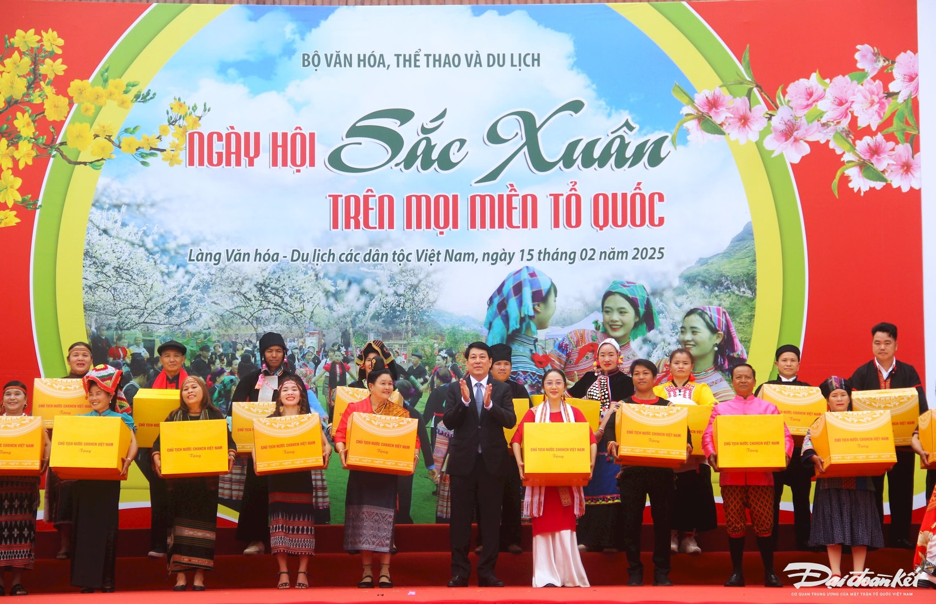 Cầu nối văn hóa quê hương tới cộng đồng