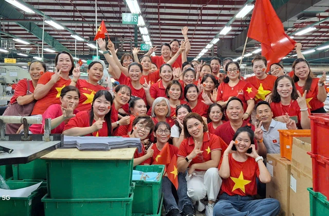 Hình ảnh ấn tượng trong nhà xưởng ở Bình Dương sáng 29-4