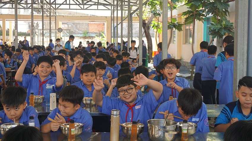 Học sinh “chấm điểm” nhà vệ sinh và bữa ăn bán trú: Một khảo sát thiết thực