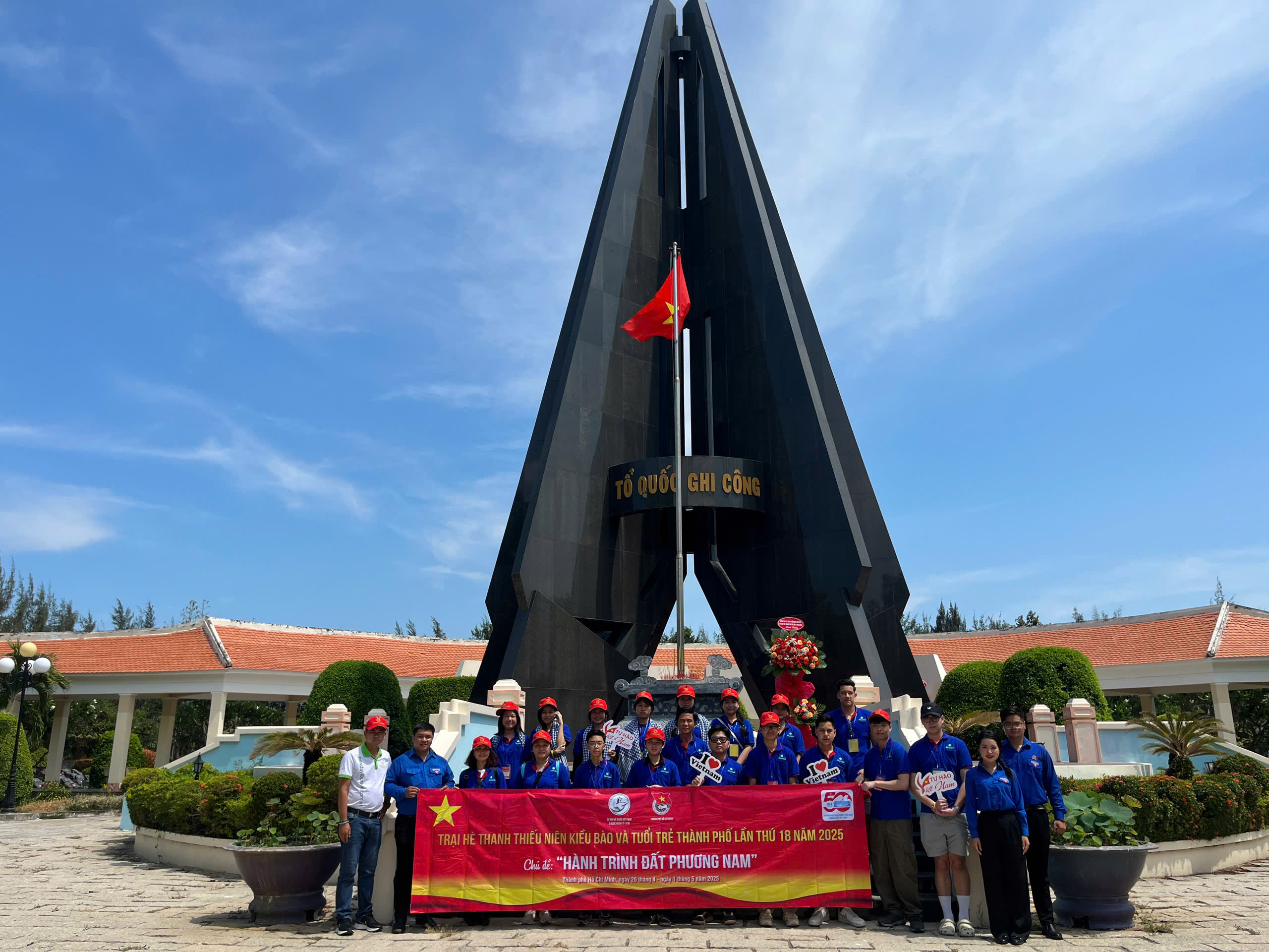Đoàn Trại hè “Thanh thiếu niên kiều bào và tuổi trẻ thành phố” lần thứ 18 đến thăm và tặng quà Mẹ Việt Nam Anh Hùng và Gia đình thương binh tại huyện Cần Giờ