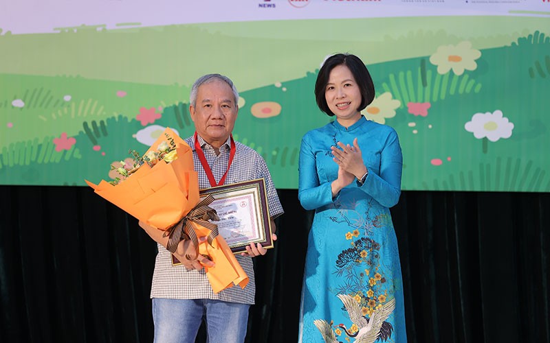 Nhà văn Trần Đức Tiến được trao giải Hiệp sĩ Dế Mèn 2023