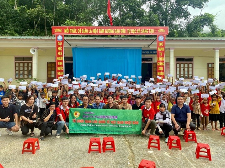 Người Việt tại Nhật Bản hỗ trợ trẻ em và bà con dân tộc thiểu số huyện Kỳ Sơn, tỉnh Nghệ An