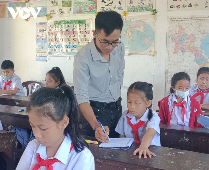 Thầy giáo Việt với hoài bão gieo tiếng mẹ đẻ trên đất nước Triệu Voi