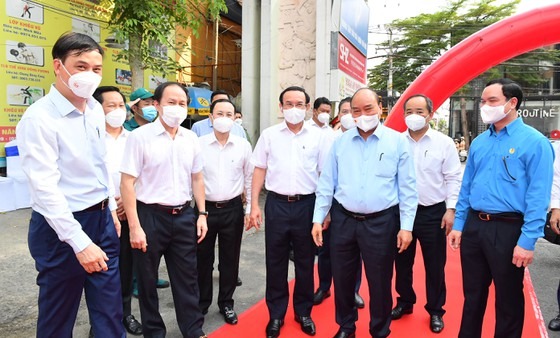 Chủ tịch nước Nguyễn Xuân Phúc trao quà tết tới công nhân ở TP Thủ Đức, TPHCM ảnh 1
