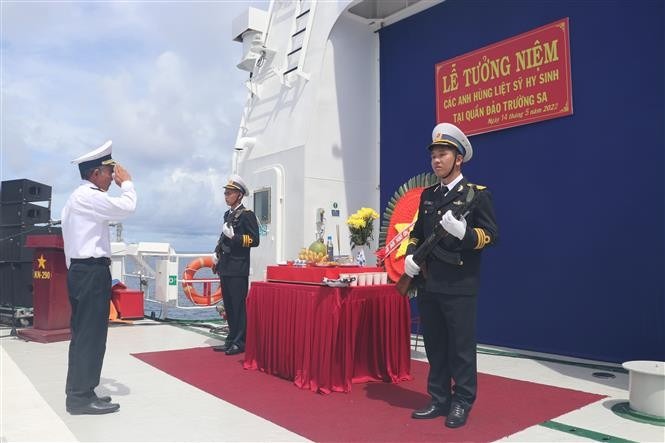Chuẩn đô đốc Lương Việt Hùng, Phó Tư lệnh Quân chủng Hải quân thực hiện nghi thức dâng hương, dâng hoa tưởng niệm các Anh hùng liệt sĩ. (Ảnh: Viết Tôn/TTXVN) Chuẩn đô đốc Lương Việt Hùng, Phó Tư lệnh Quân chủng Hải quân thực hiện nghi thức dâng hương, dâng hoa tưởng niệm các Anh hùng liệt sĩ. (Ảnh: Viết Tôn/TTXVN)