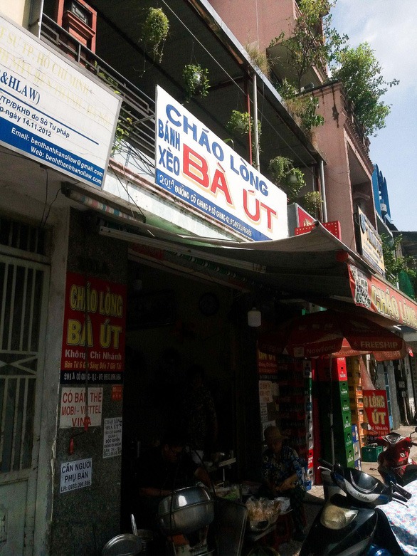 Tiệm cháo lòng không thay món đổi vị suốt 80 năm ở Sài Gòn - Ảnh 3. Tiệm cháo lòng không thay món đổi vị suốt 80 năm ở Sài Gòn - Ảnh 3.