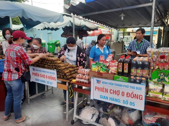 Hơn 500 bệnh nhân nghèo Bệnh viện TP Thủ Đức mua hàng miễn phí tại Phiên chợ 0 đồng ảnh 3