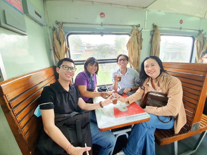 Chết mê tour du lịch bằng tàu hỏa đầu tiên giữa TP HCM - Đồng Nai - Ảnh 1. Chết mê tour du lịch bằng tàu hỏa đầu tiên giữa TP HCM - Đồng Nai - Ảnh 1.