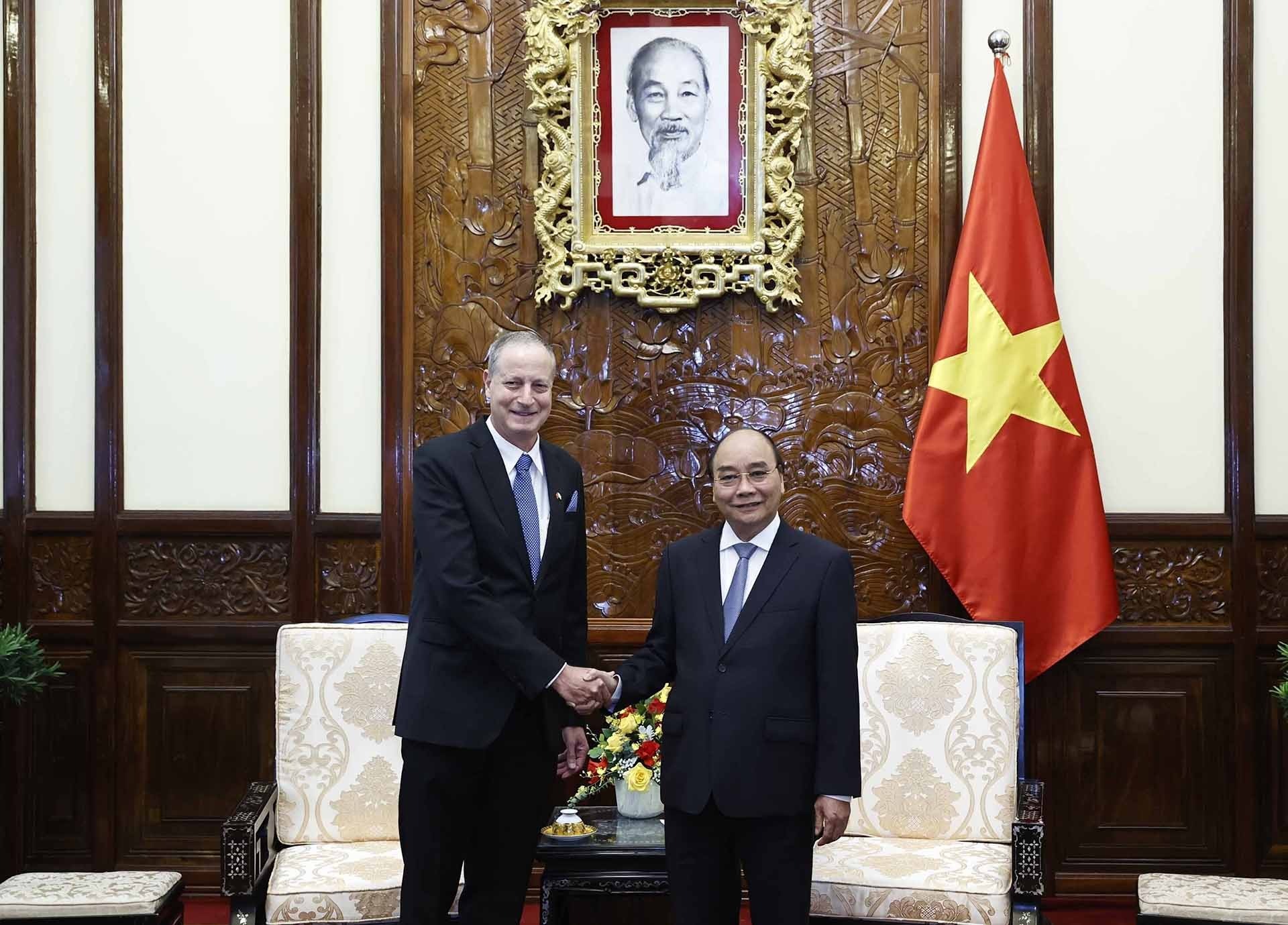 Chủ tịch nước Nguyễn Xuân Phúc tiếp Đại sứ Israel Yaron Mayer. (Nguồn: TTXVN)