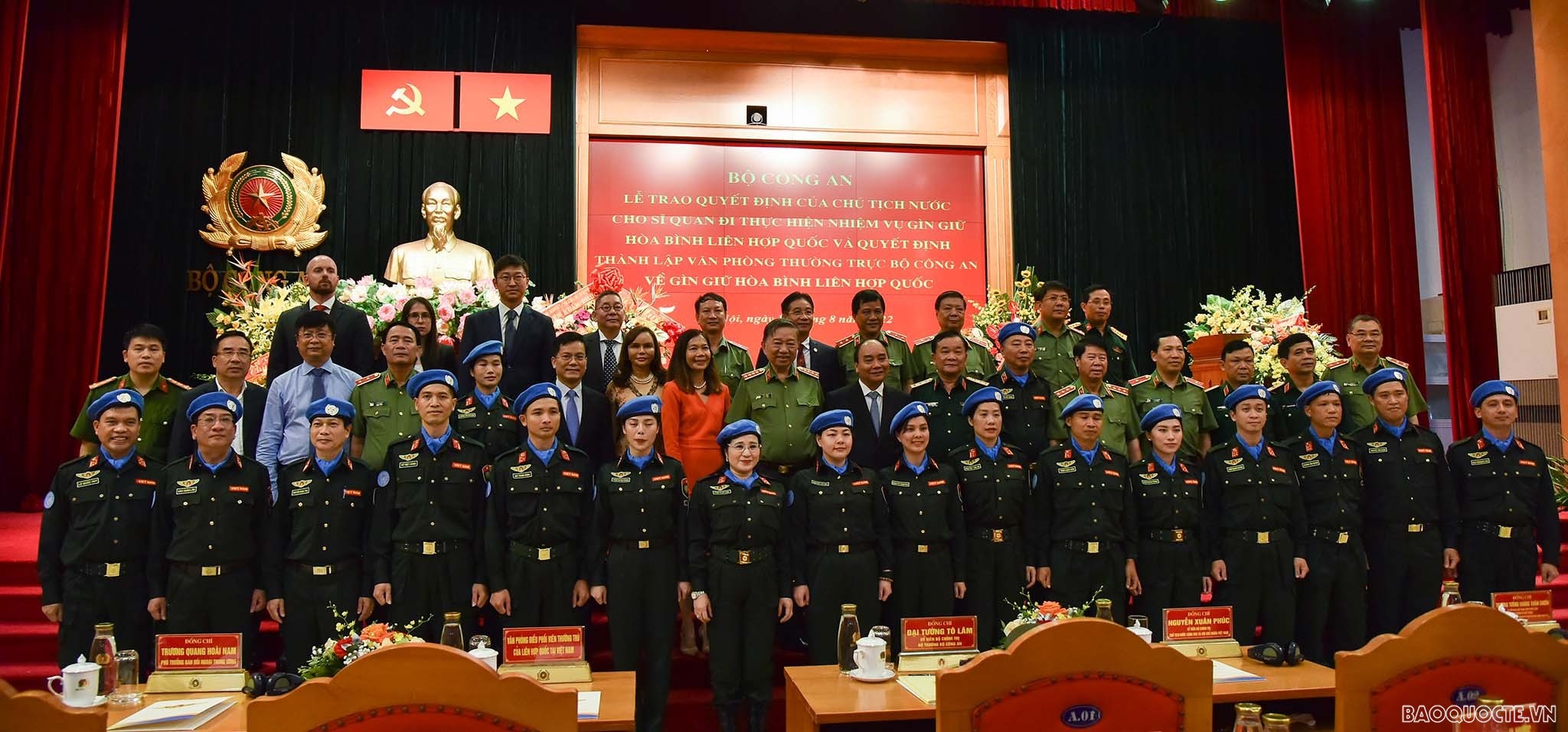 Trao Quyết định cho sỹ quan công an đi gìn giữ hòa bình