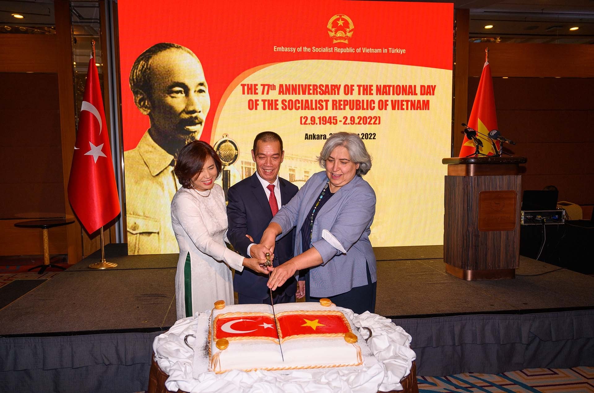 Đại sứ Đỗ Sơn Hải, Phu nhân và đại diện Bộ Ngoại giao Thổ Nhĩ Kỳ thực hiện nghi thức cắt bánh khai mạc.