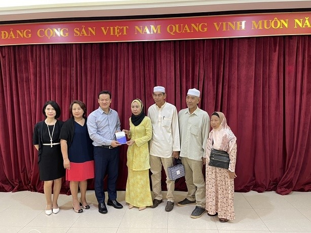Ủy ban Nhà nước về người Việt Nam ở nước ngoài làm công tác cộng đồng tại Malaysia