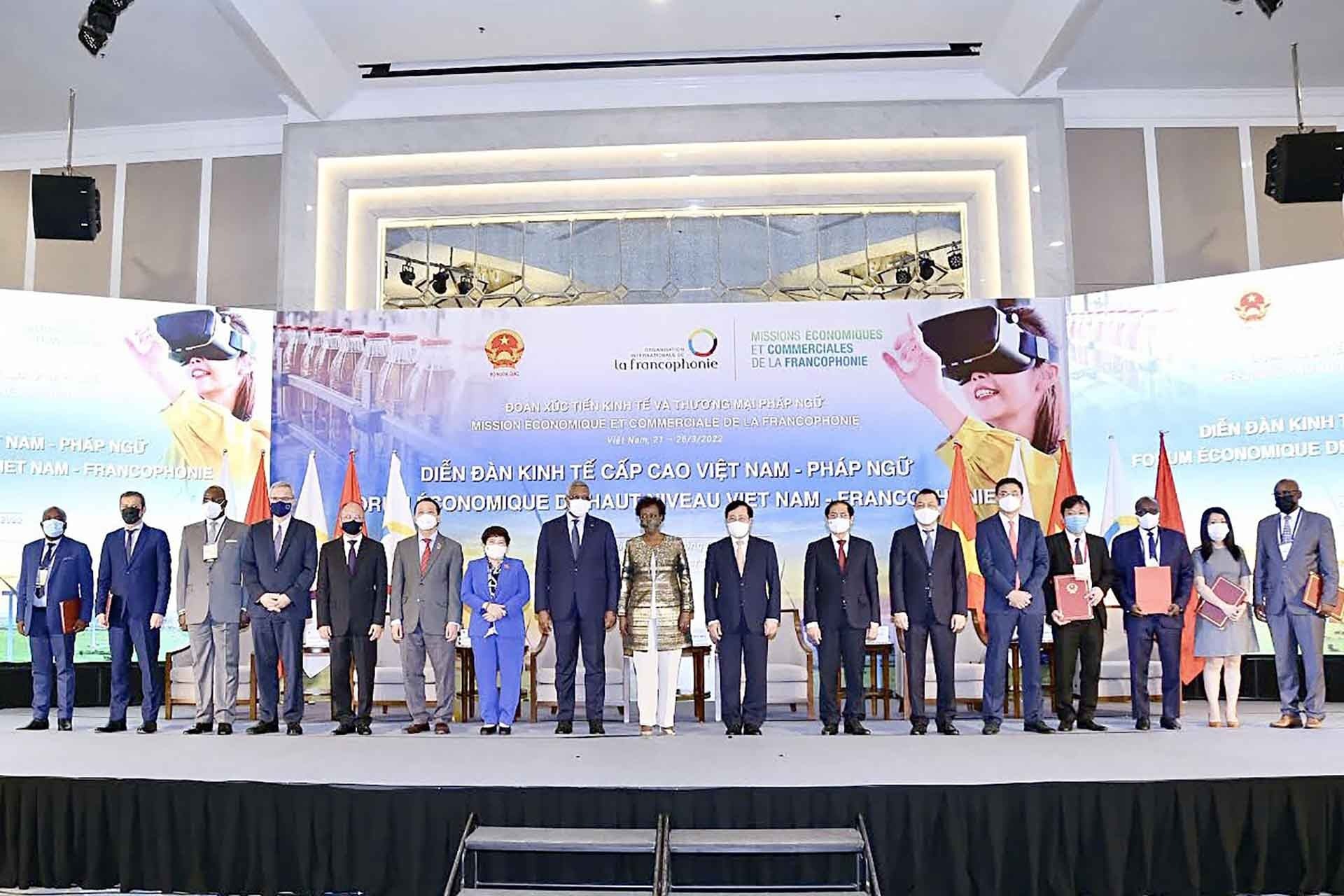 Phó Thủ tướng Thường trực Chính phủ Phạm Bình Minh, Bộ trưởng Ngoại giao Bùi Thanh Sơn và Tổng thư ký OIF Louise Mushikiwabo cùng các đại biểu tại Diễn đàn Kinh tế cấp cao Việt Nam - Pháp ngữ, ngày 24/3. (Ảnh: Quang Hòa)