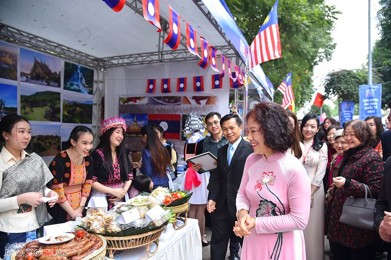 Năm 2022, có hơn 140 gian hàng của 35 đại sứ quán, cơ quan đại diện nước ngoài tại Việt Nam và các đơn vị thuộc Bộ Ngoại giao, sở ngoại vụ các địa phương trong cả nước tham gia Liên hoan. Năm 2022, có hơn 140 gian hàng của 35 đại sứ quán, cơ quan đại diện nước ngoài tại Việt Nam và các đơn vị thuộc Bộ Ngoại giao, sở ngoại vụ các địa phương trong cả nước tham gia Liên hoan.