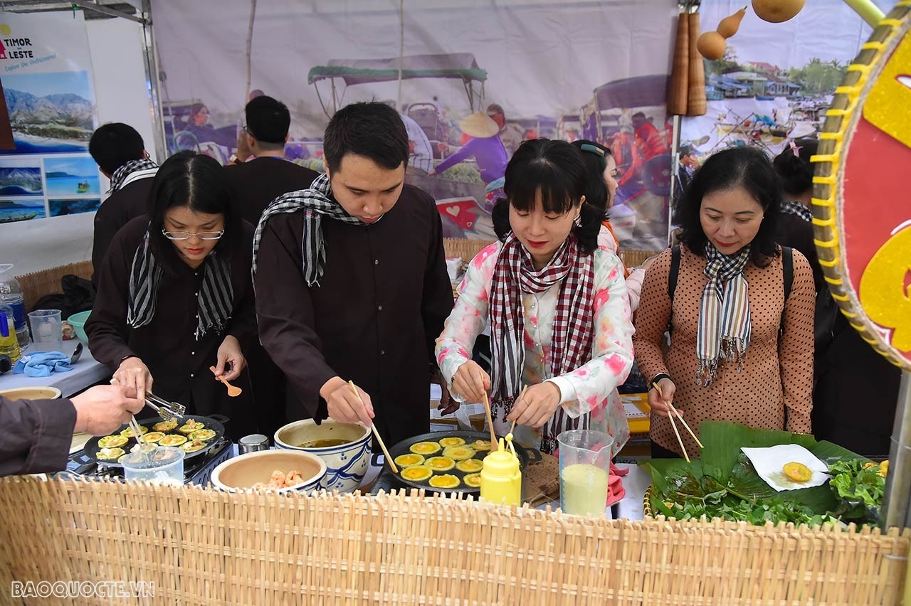 Liên hoan mang đến một không gian văn hóa ẩm thực đặc trưng của 10 quốc gia Đông Nam Á, thể hiện vai trò kết nối, đoàn kết giữa các dân tộc ASEAN, cũng như giữa cộng đồng ASEAN và bạn bè quốc tế. Liên hoan mang đến một không gian văn hóa ẩm thực đặc trưng của 10 quốc gia Đông Nam Á, thể hiện vai trò kết nối, đoàn kết giữa các dân tộc ASEAN, cũng như giữa cộng đồng ASEAN và bạn bè quốc tế.