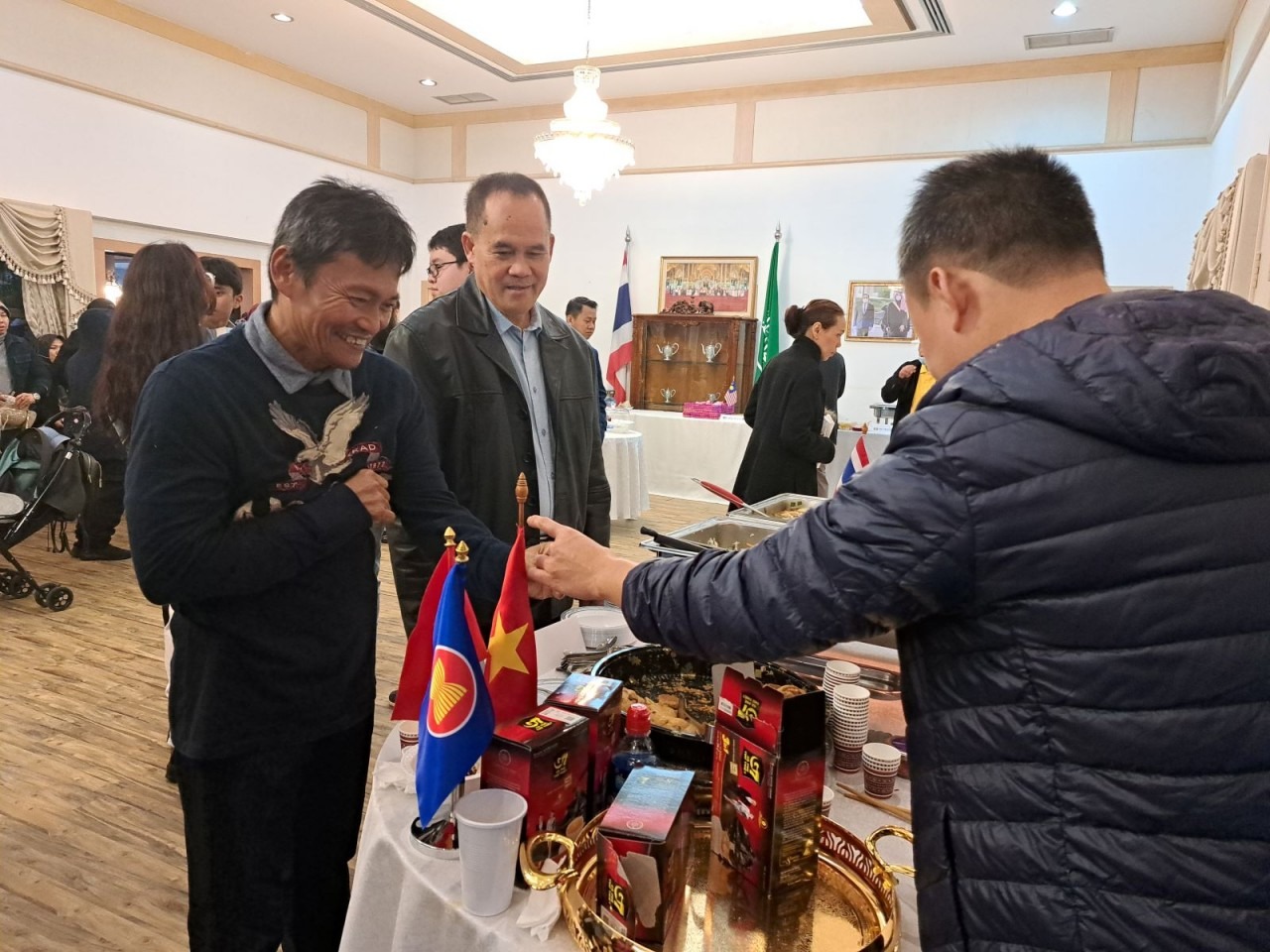 Bạn bè ASEAN thích thú thưởng thức cà phê của Việt Nam. Bạn bè ASEAN thích thú thưởng thức cà phê của Việt Nam.