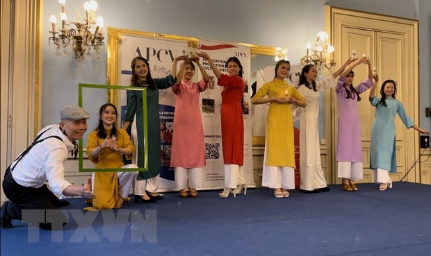 Van hoa Viet toa sang trong ngay hoi ton vinh tai thu do Paris hinh anh 1