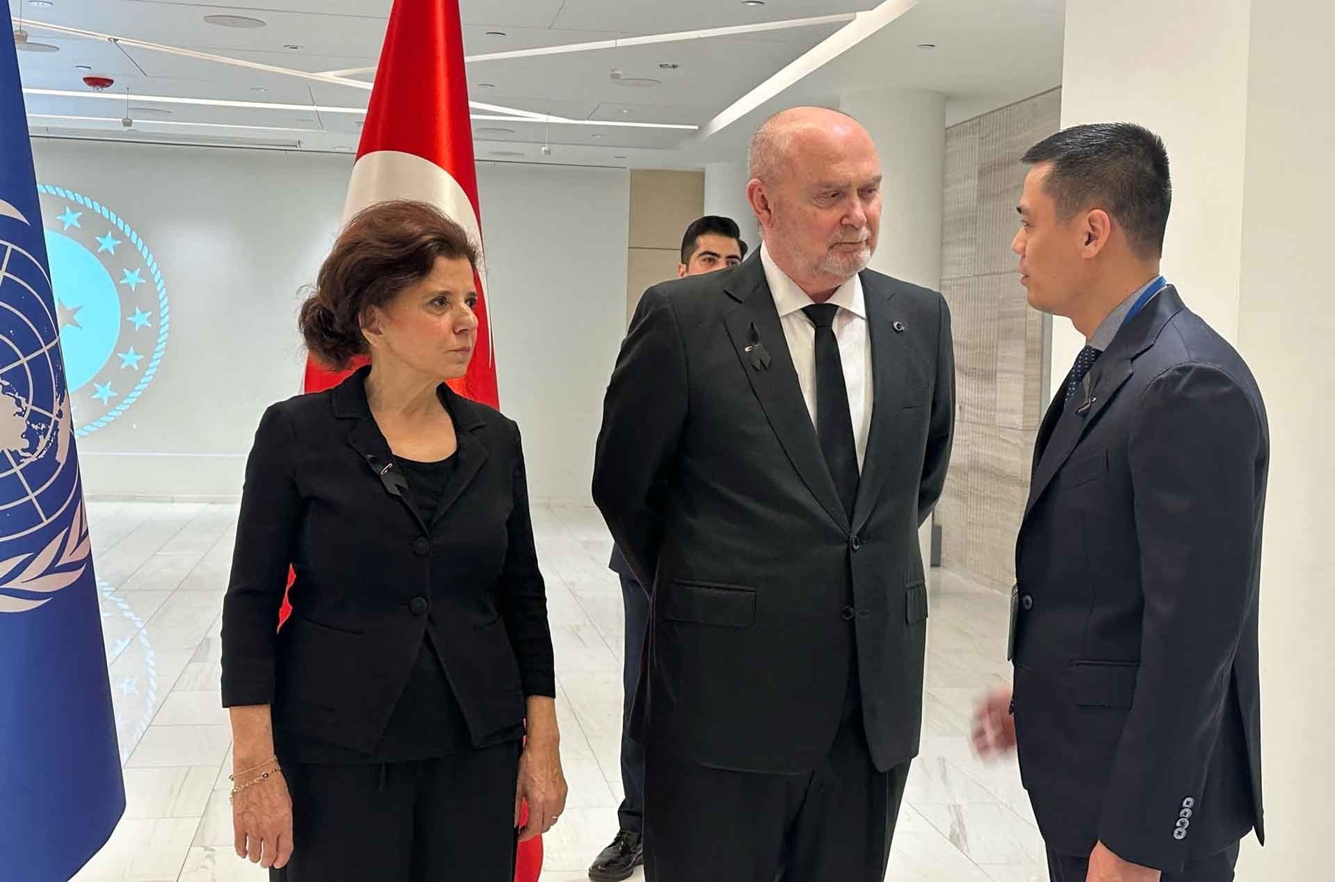Đại sứ Đặng Hoàng Giang chia buồn trước những mất mát về người, nhà cửa và cơ sở vật chất của Thổ Nhĩ Kỳ.