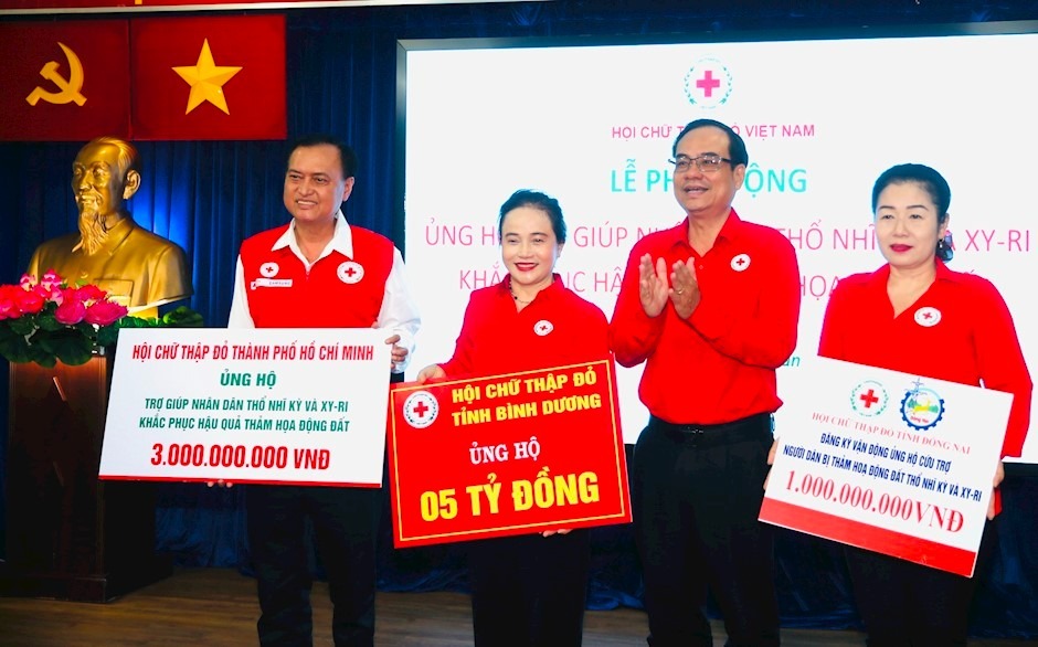 Phó Chủ tịch Trung ương Hội Chữ thập đỏ Việt Nam Vũ Thanh Lưu tiếp nhận các đơn vị ủng hộ nhân dân Thổ Nhĩ kỳ và Syria khắc phục hậu quả thảm họa động đất