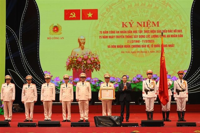 Cán bộ công an phải giữ mình, không bị cám dỗ bởi danh lợi tầm thường - Ảnh 2. Cán bộ công an phải giữ mình, không bị cám dỗ bởi danh lợi tầm thường - Ảnh 2.