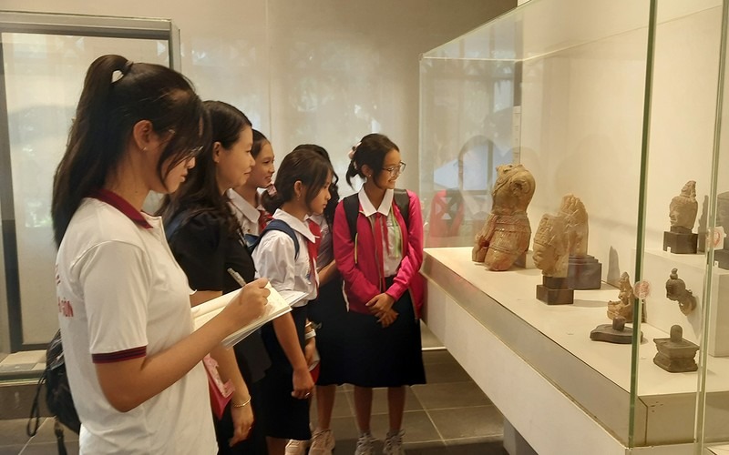 Học sinh tìm hiểu dữ liệu lịch sử tại Bảo tàng Lịch sử Thành phố Hồ Chí Minh.
