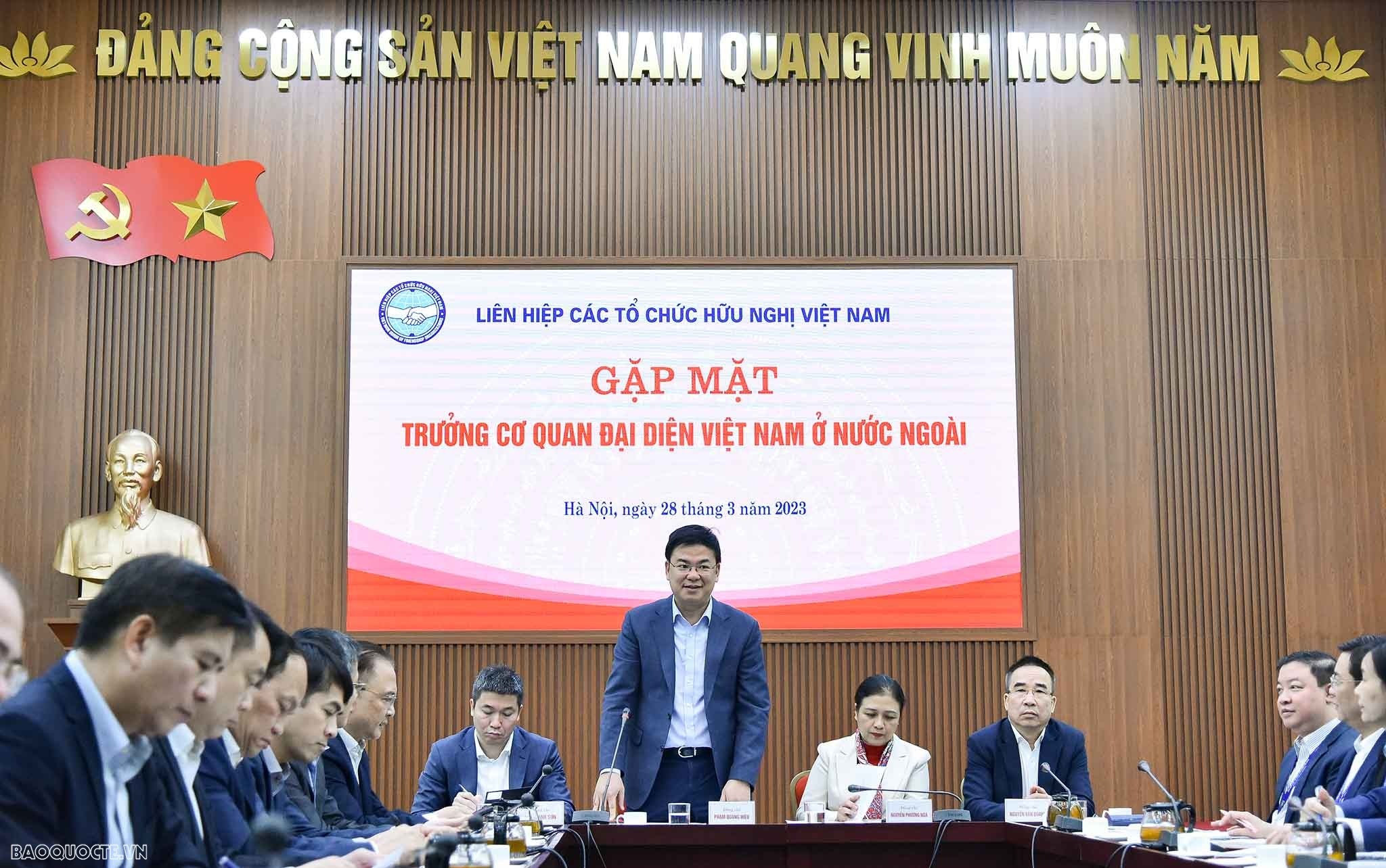 thay mặt đoàn các Đại sứ, Trưởng Cơ quan đại diện Việt Nam ở nước ngoài, Thứ trưởng Bộ Ngoại giao Phạm Quang Hiệu cảm ơn lãnh đạo Liên hiệp các tổ chức hữu nghị Việt Nam đã dành thời gian tiếp đoàn.