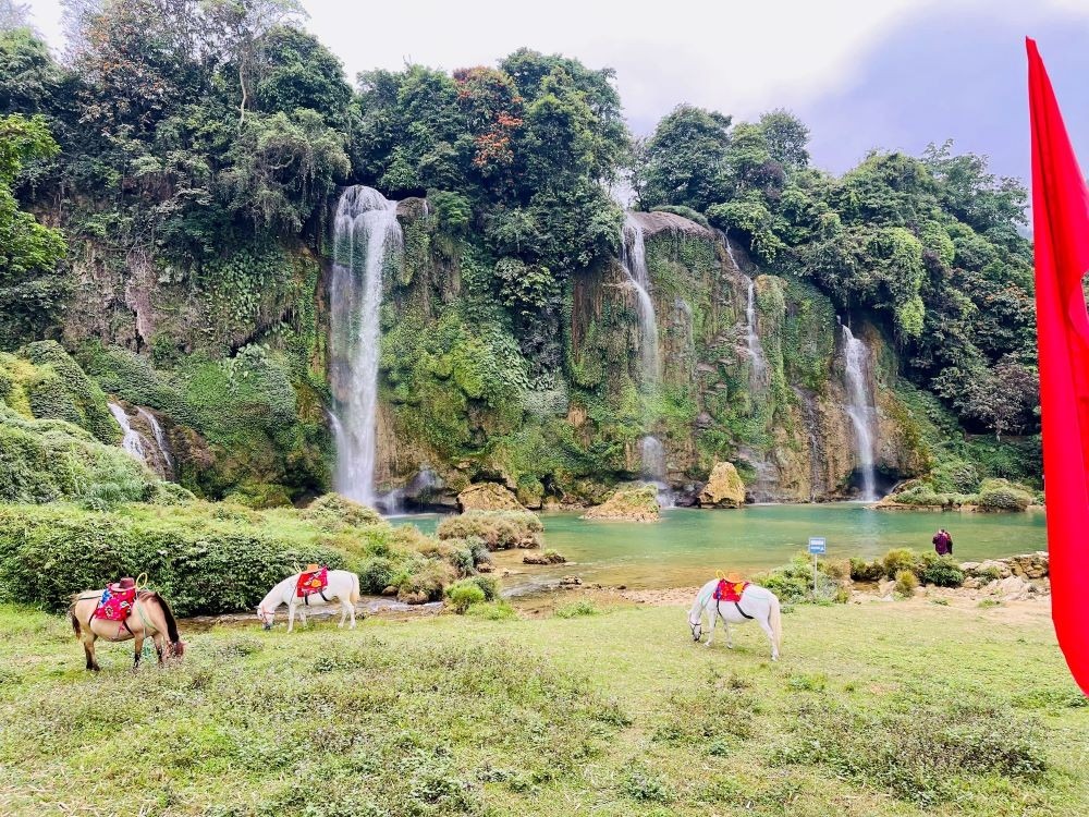 Khi đến thác Bản Giốc, du khách không chỉ được chiêm ngưỡng vẻ đẹp hùng vĩ của thác nước mà còn tận hưởng không khí trong lành, gần gũi thiên nhiên, khám phá nét văn hóa độc đáo tcủa đồng bào dân tộc bản địa và trải nghiệm những món ngon hấp dẫn của người dân nơi đây. (Ảnh: Hải Vân) Khi đến thác Bản Giốc, du khách không chỉ được chiêm ngưỡng vẻ đẹp hùng vĩ của thác nước mà còn tận hưởng không khí trong lành, gần gũi thiên nhiên, khám phá nét văn hóa độc đáo tcủa đồng bào dân tộc bản địa và trải nghiệm những món ngon hấp dẫn của người dân nơi đây. (Ảnh: Hải Vân)