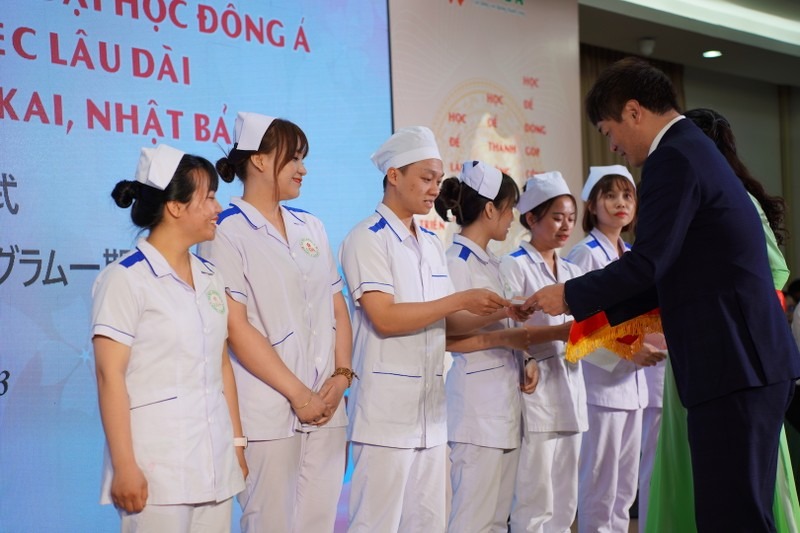 Các sinh viên nhận quyết định làm việc lâu dài tại Tập đoàn Aijinkai. 