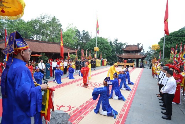 Dâng hương - Ảnh 1. Dâng hương - Ảnh 1.