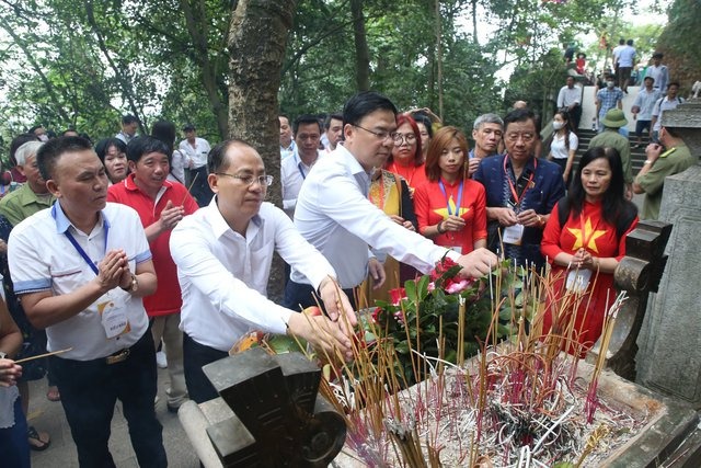 Thứ trưởng Bộ Ngoại giao và đoàn kiều bào dâng hương tưởng nhớ các vua Hùng - Ảnh 4. Thứ trưởng Bộ Ngoại giao và đoàn kiều bào dâng hương tưởng nhớ các vua Hùng - Ảnh 4.