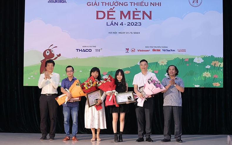 Nhà văn Trần Đức Tiến được trao giải Hiệp sĩ Dế Mèn 2023 ảnh 1