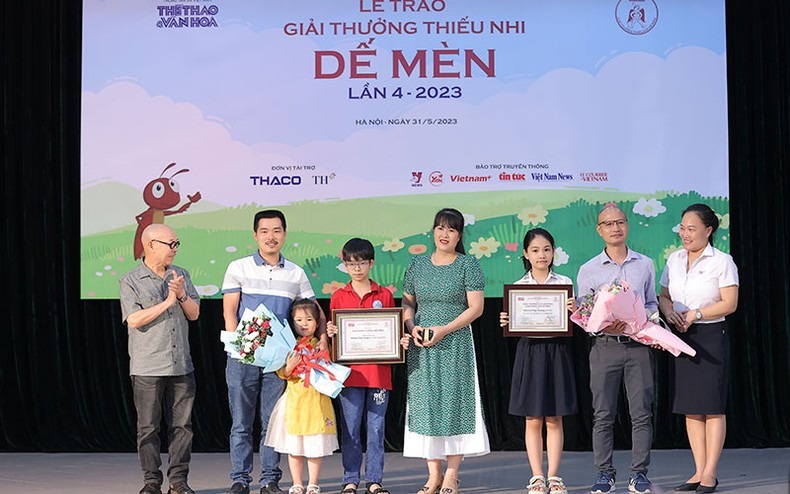 Nhà văn Trần Đức Tiến được trao giải Hiệp sĩ Dế Mèn 2023 ảnh 2