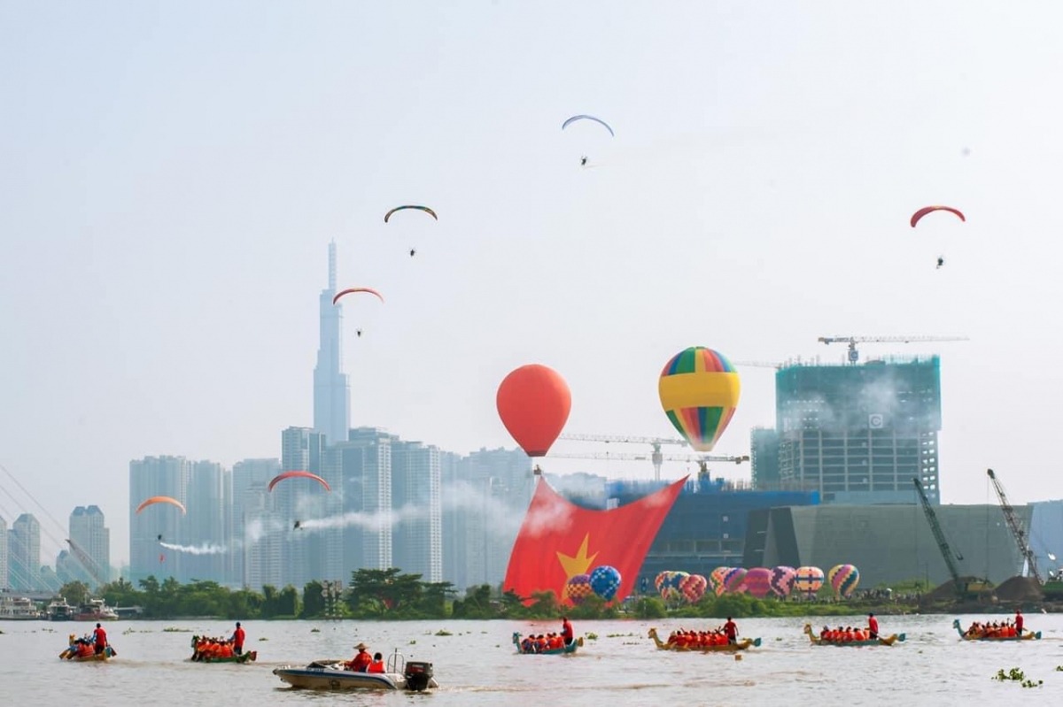 Lễ hội Sông nước TPHCM lần thứ I năm 2023 với chuỗi hoạt động văn hóa, giải trí, nghệ thuật đặc sắc, quy mô diễn ra bên sông Sài Gòn.