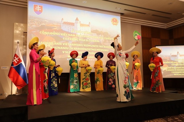 Lễ chúc mừng cộng đồng người Việt được công nhận dân tộc thiểu số tại Slovakia - Ảnh 3. Lễ chúc mừng cộng đồng người Việt được công nhận dân tộc thiểu số tại Slovakia - Ảnh 3.