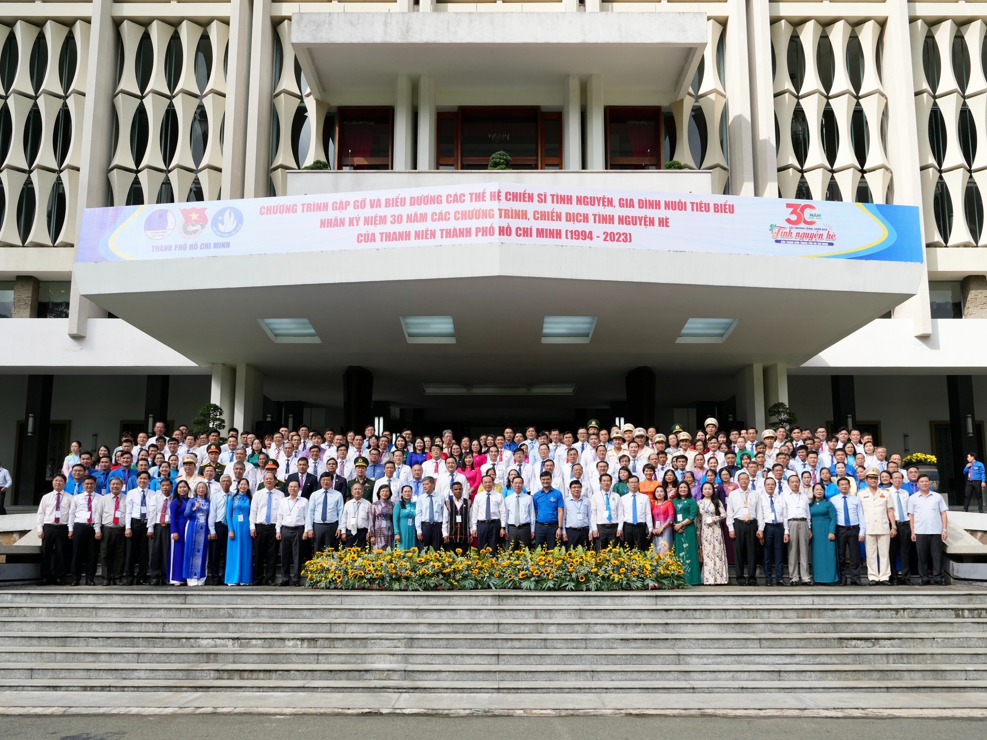 Chủ tịch nước Võ Văn Thưởng gặp gỡ, biểu dương các thế hệ thanh niên tình nguyện - Ảnh 4. Chủ tịch nước Võ Văn Thưởng gặp gỡ, biểu dương các thế hệ thanh niên tình nguyện - Ảnh 4.