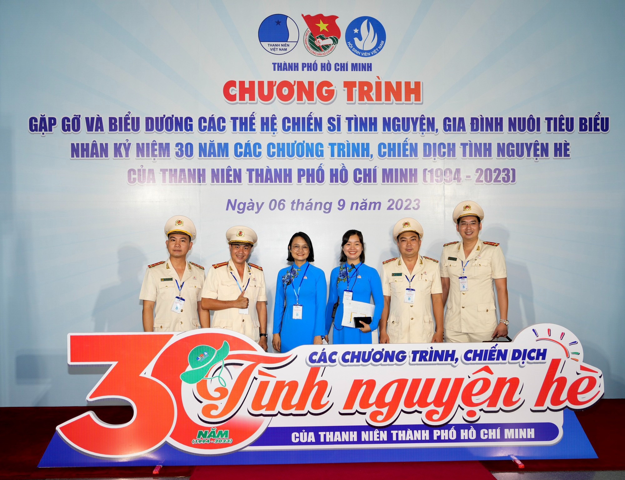 Chủ tịch nước Võ Văn Thưởng gặp gỡ, biểu dương các thế hệ thanh niên tình nguyện - Ảnh 6. Chủ tịch nước Võ Văn Thưởng gặp gỡ, biểu dương các thế hệ thanh niên tình nguyện - Ảnh 6.