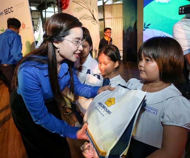 Ngày hội trung thu ấm áp của hơn 500 trẻ mồ côi - Ảnh 2. Ngày hội trung thu ấm áp của hơn 500 trẻ mồ côi - Ảnh 2.