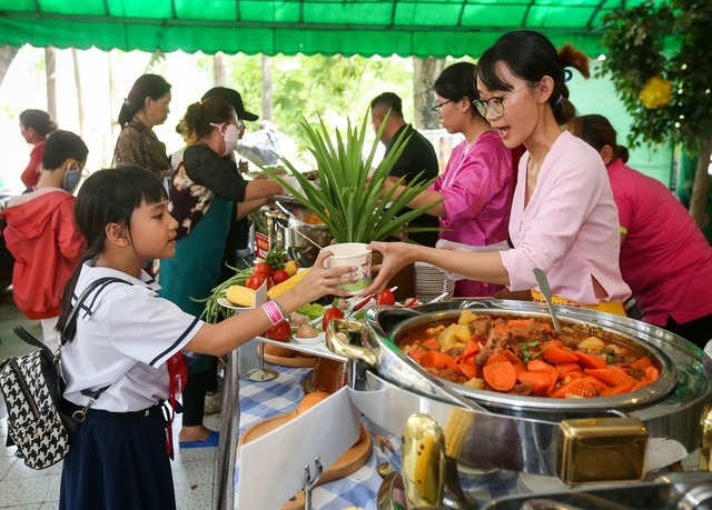 Ngày hội trung thu ấm áp của hơn 500 trẻ mồ côi - Ảnh 5. Ngày hội trung thu ấm áp của hơn 500 trẻ mồ côi - Ảnh 5.