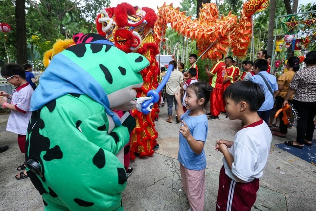 Ngày hội trung thu ấm áp của hơn 500 trẻ mồ côi - Ảnh 6. Ngày hội trung thu ấm áp của hơn 500 trẻ mồ côi - Ảnh 6.