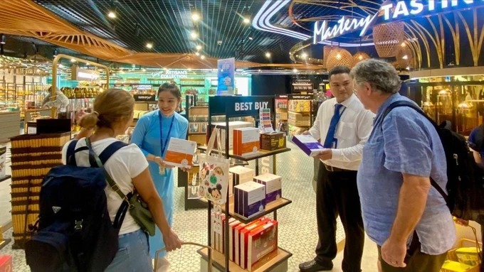 Khách quốc tế chọn mua quà lưu niệm tại SASCO
