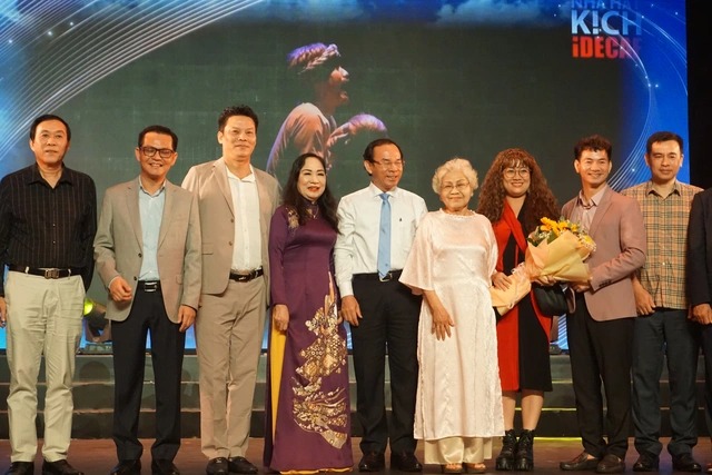 Lãnh đạo TP HCM tham dự khai mạc Liên hoan Sân khấu TP HCM lần 1 - năm 2024- Ảnh 1. Lãnh đạo TP HCM tham dự khai mạc Liên hoan Sân khấu TP HCM lần 1 - năm 2024- Ảnh 1.