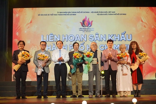 Lãnh đạo TP HCM tham dự khai mạc Liên hoan Sân khấu TP HCM lần 1 - năm 2024- Ảnh 8. Lãnh đạo TP HCM tham dự khai mạc Liên hoan Sân khấu TP HCM lần 1 - năm 2024- Ảnh 8.