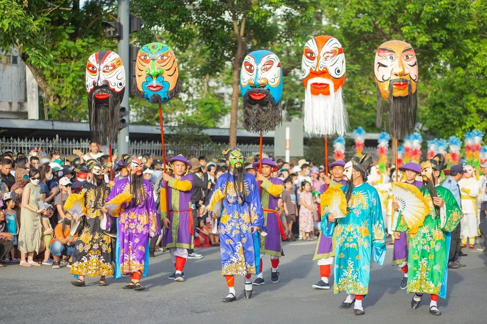 Festival Huế hướng về cộng đồng, vì cộng đồng Trình diễn nghệ thuật tuồng trên đường phố Huế tại Tuần lễ Festival Huế 2024