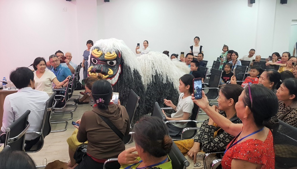 Festival Huế hướng về cộng đồng, vì cộng đồng Múa lân Shishi được các thành viên Trường đại học Quốc tế Okinawa Nhật Bản biểu diễn tạo sự phấn khích cho nhiều bệnh nhân đang điều trị tại Bệnh viện Trung ương Huế