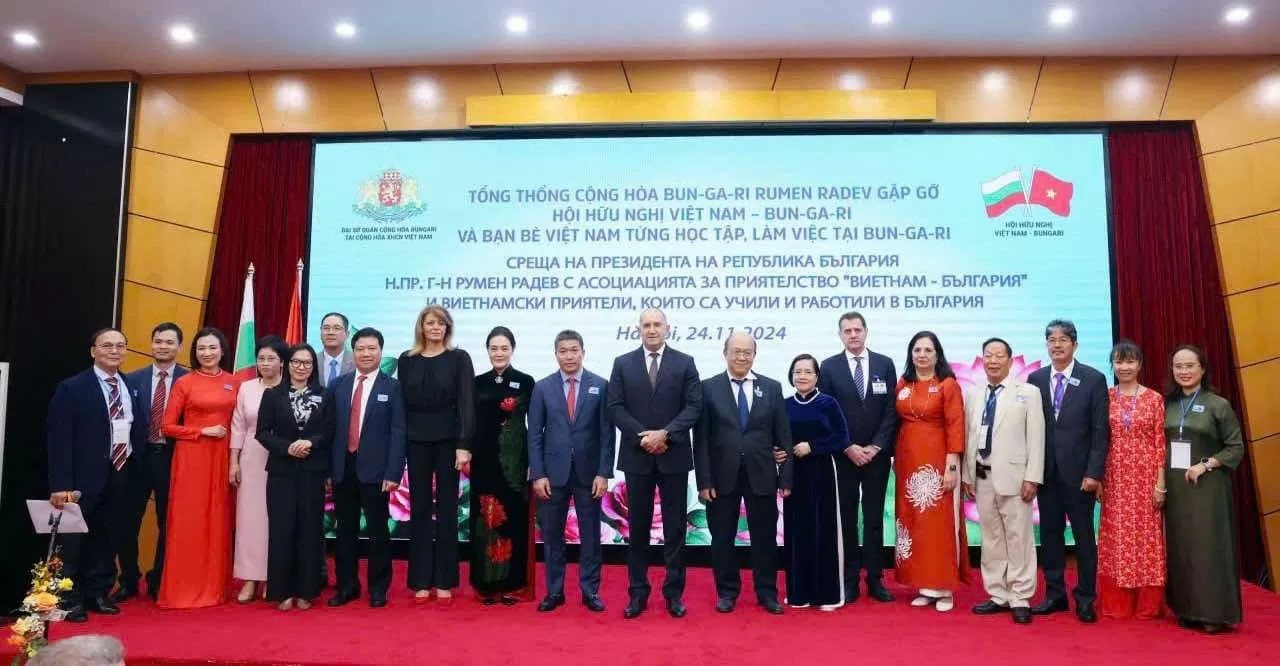 Tổng thống Rumen Radev xúc động gặp gỡ những người Việt từng sinh sống và học tập ở Bulgaria Tổng thống Rumen Radev xúc động gặp gỡ những người Việt từng sinh sống và học tập ở Bulgaria