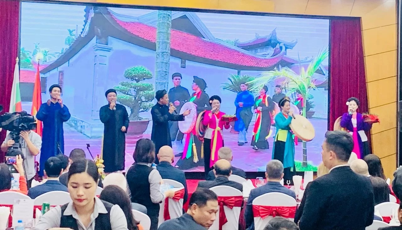 Tổng thống Rumen Radev xúc động gặp gỡ những người Việt từng sinh sống và học tập ở Bulgaria Tổng thống Rumen Radev xúc động gặp gỡ những người Việt từng sinh sống và học tập ở Bulgaria